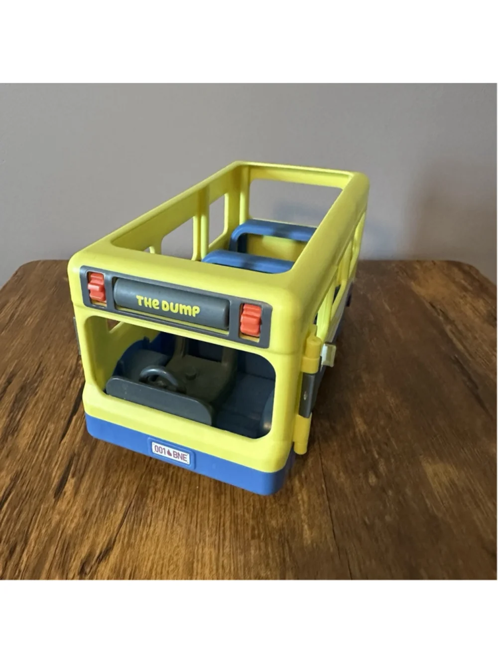 Bluey School Adventures Rotating Sign Yellow Bus Toy w/ Bluey Action Figure